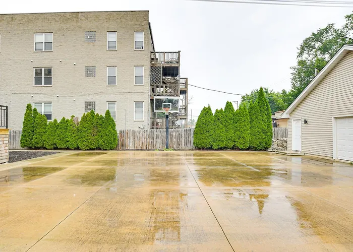 Walk To Michigan: W/ Yard Chicago
